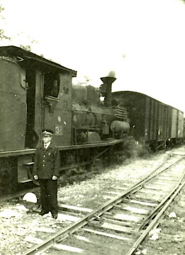 東武鉄道37号蒸気機関車は、英国製で日本鉄道が輸入し、東北線等で使用後、大正11年に東武鉄道に譲渡され、昭和37年まで大谷線で貨車を牽引した。