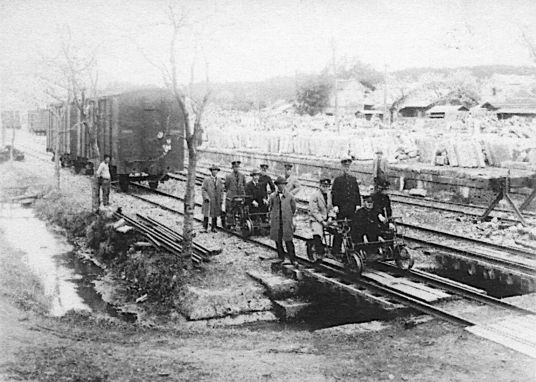 Arahari Station in the late 1920s, early 30s and a track-cycle for railroad maintenance
